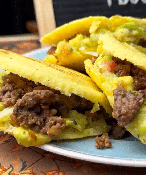 Almuerzo diferente con Arepa RELLENA con QUESO Sary