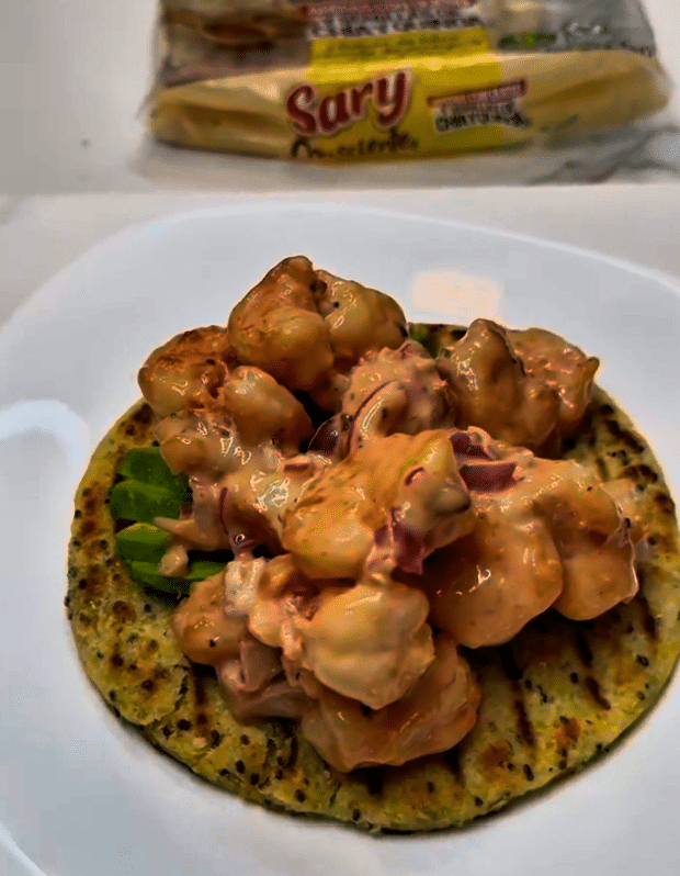 Almuerzo con AREPA y camarones.