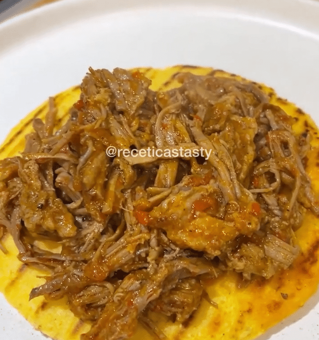 Arepa rellena con MUCHO QUESO y carne desmechada